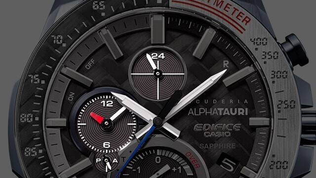 Primer plano de la indicación dual de la hora en la esfera de un reloj EQB-1000AT