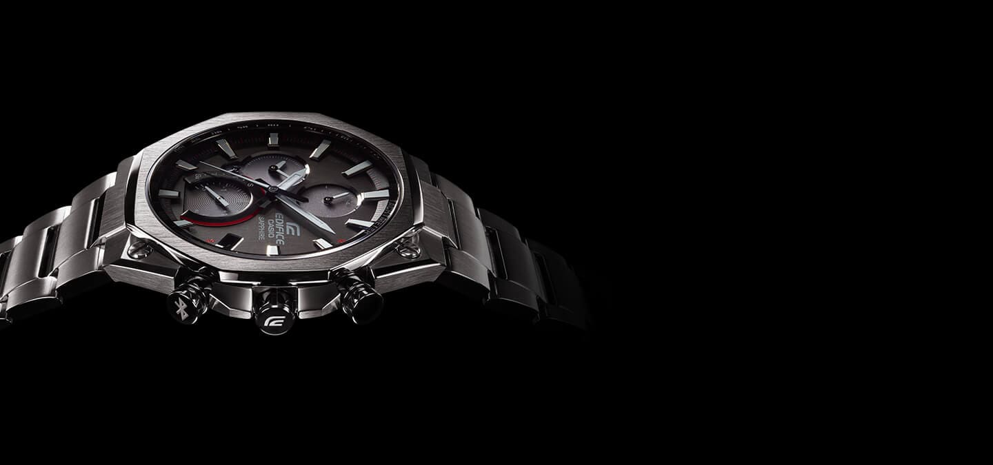 Vista lateral de un reloj de pulsera EQB-1100 de EDIFICE con vista a los botones de control