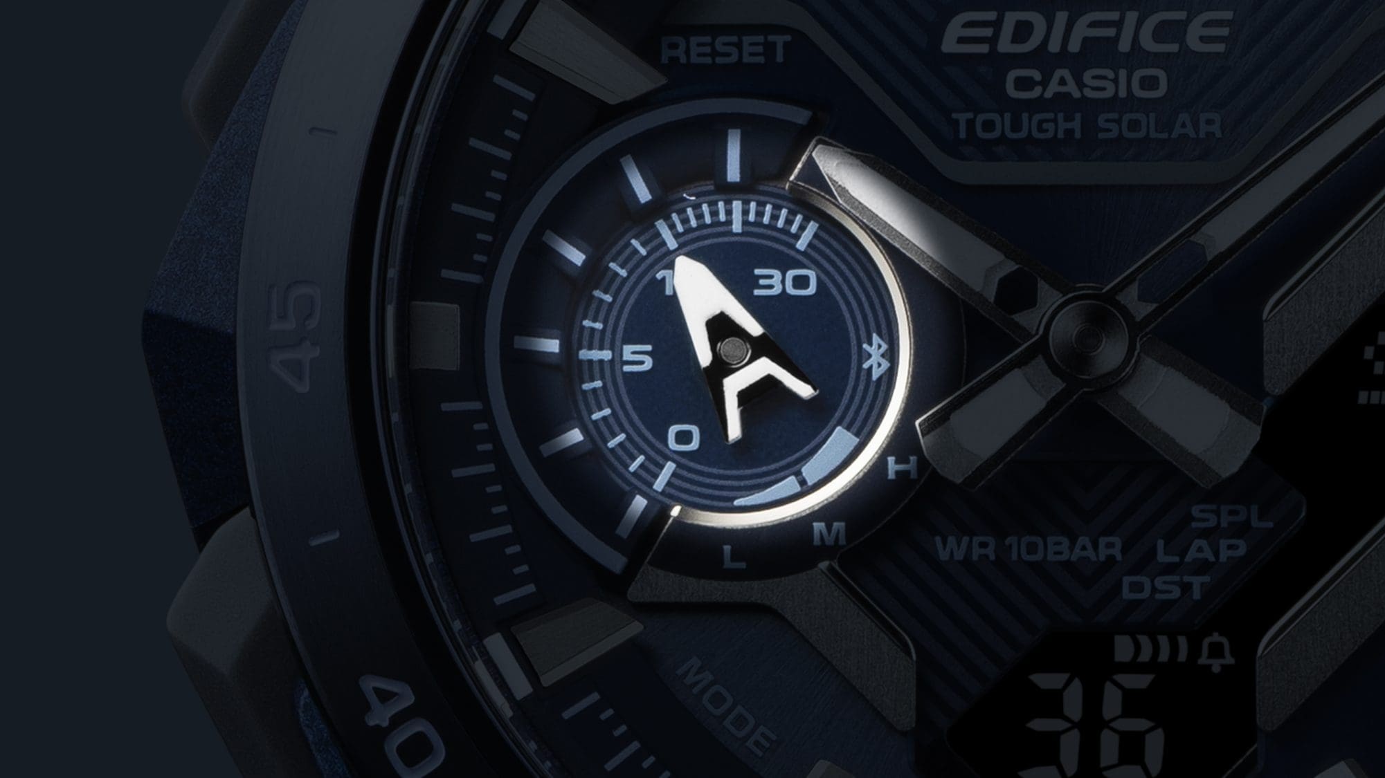 Primer plano de la cuenta atrás en la posición de las 9 horas del reloj de pulsera Edifice ECB-2200CB-2A