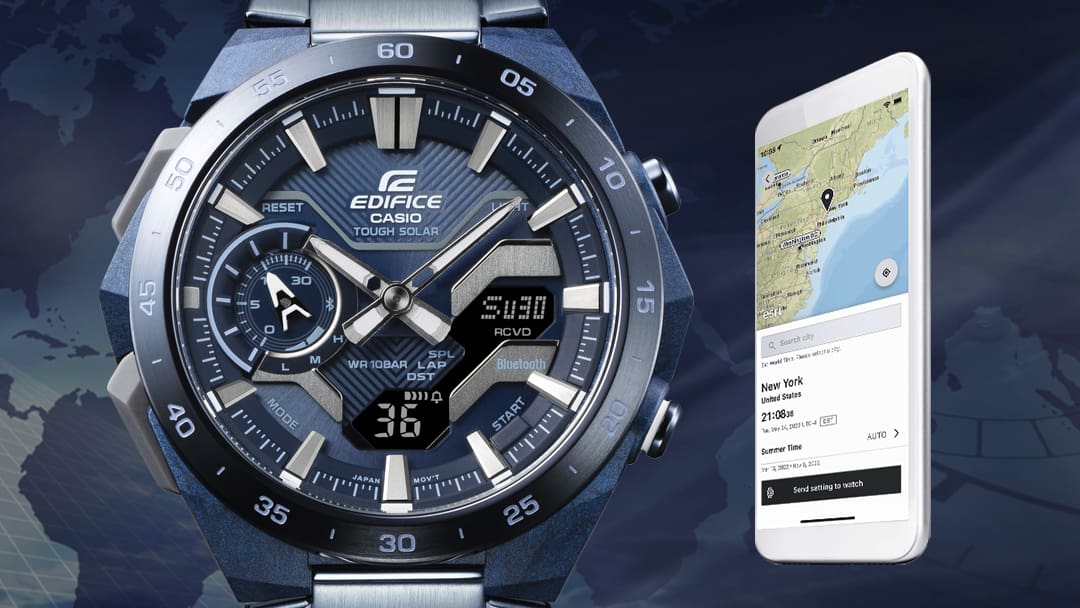 Izquierda: un reloj de pulsera Edifice ECB-2200 azul; derecha: un smartphone que muestra en un mapa Nueva York y la hora local correspondiente
