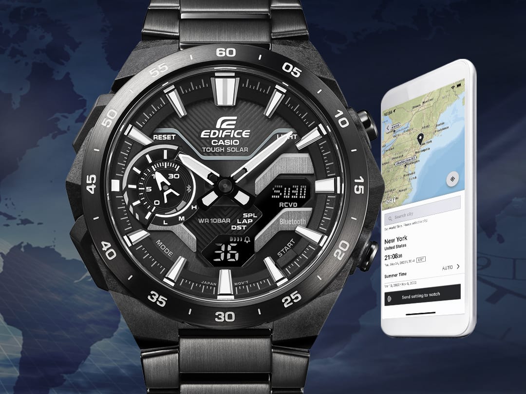 Izquierda: un reloj de pulsera Edifice ECB-2200 negro; derecha: un smartphone que muestra en un mapa Nueva York y la hora local correspondiente