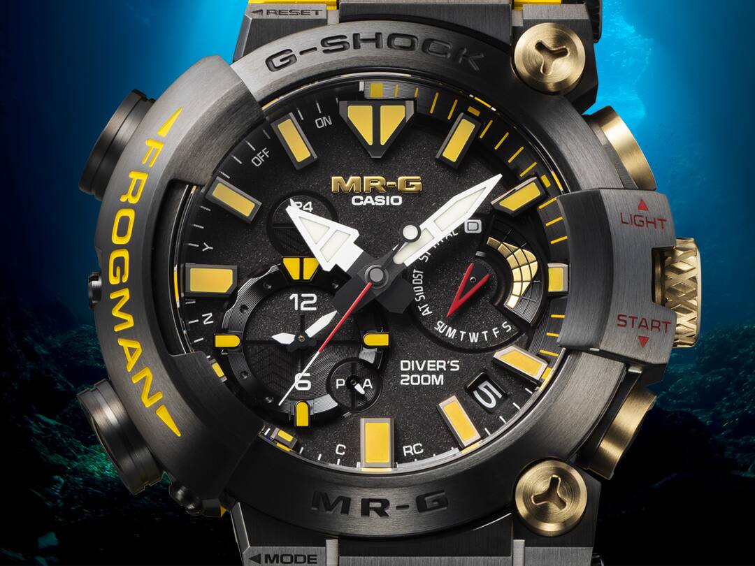 Primer plano de la esfera del reloj Frogman MRG-BF1000E-1A9 aniversario