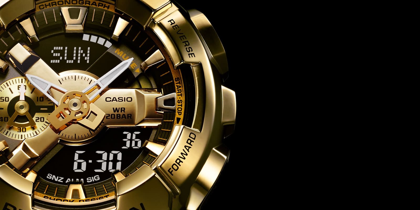 Primer plano de la esfera y la carcasa del cronógrafo G-Shock GM-110G-1A9 dorado