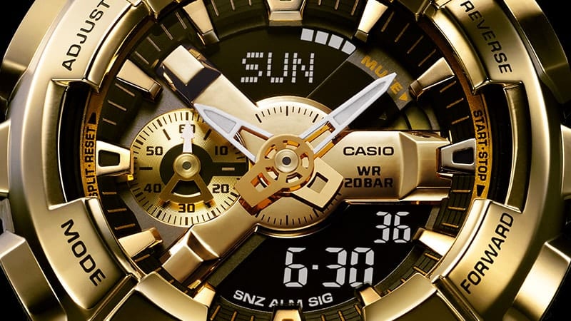 Primer plano de la pantalla dorada del reloj Casio GM-110G-1A9