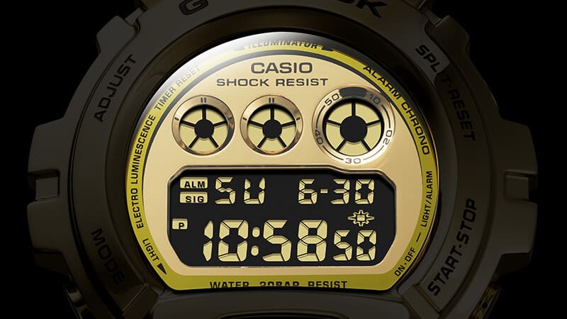 Primer plano de la pantalla de un modelo Casio G-Shock DW-6900 dorado con indicadores reflectantes Triple Graph