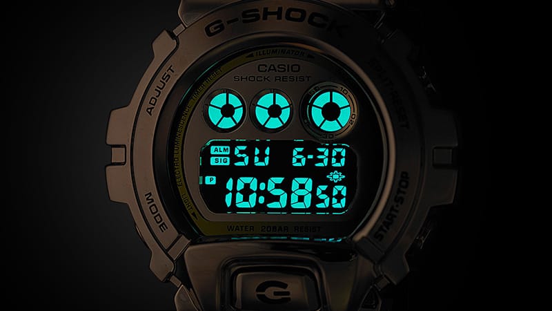 La pantalla de un modelo Casio G-Shock DW-6900 a oscuras con retroiluminación luminosa