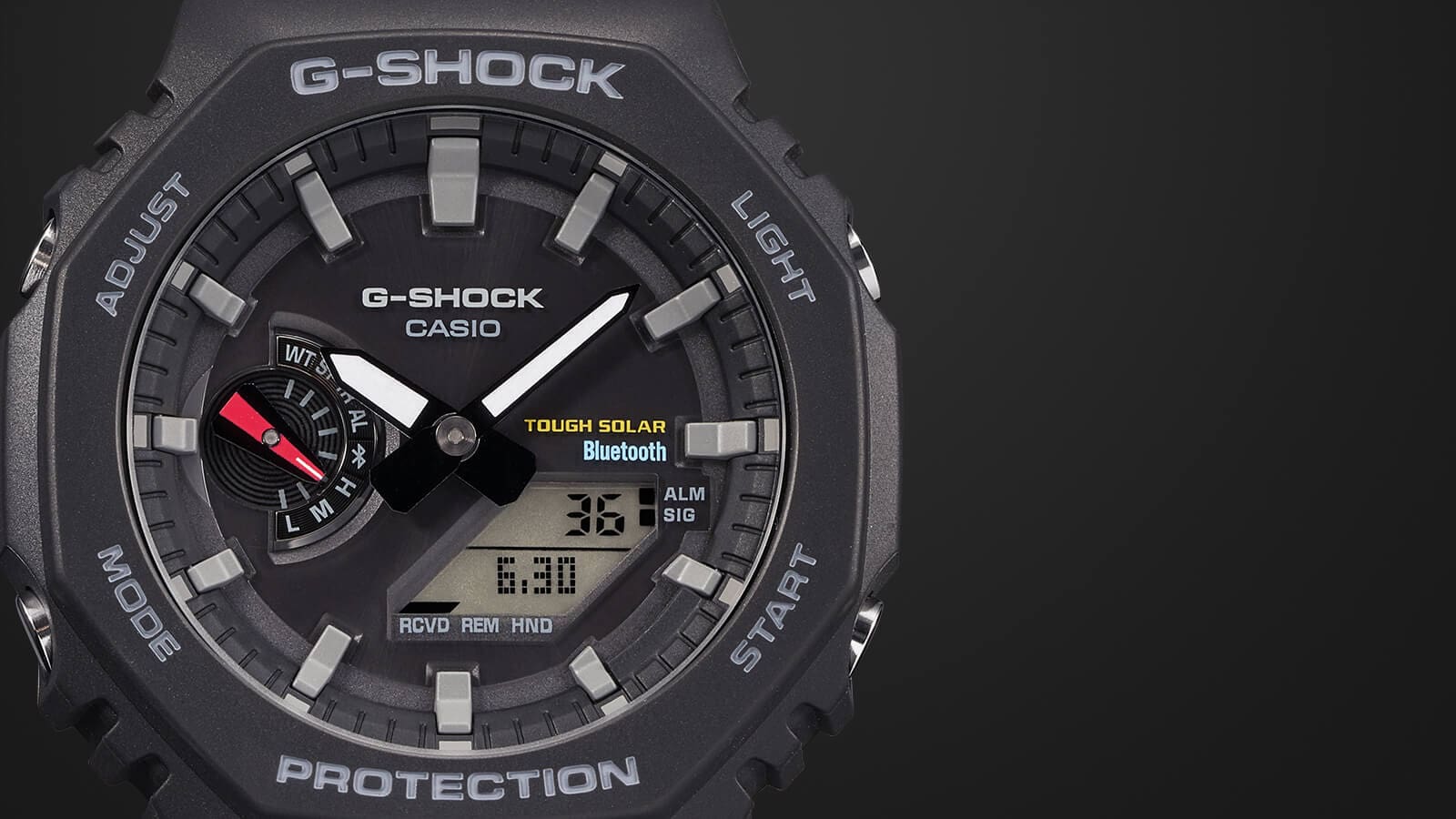 Primer plano de la esfera de un reloj de pulsera híbrido Casio G-Shock GA-B2100 negro