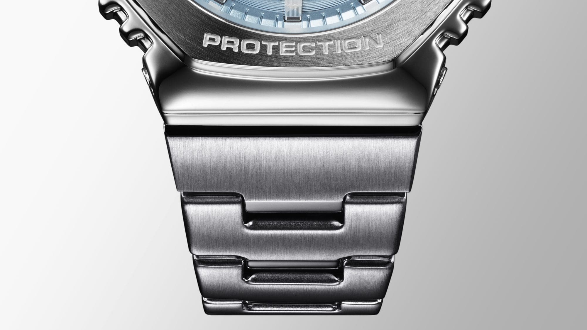 Primer plano de la transición entre la correa metálica y el bisel metálico de un reloj Casio G-Shock GM-2110D