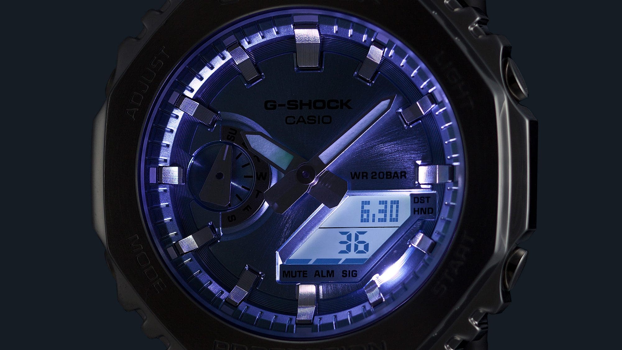 La pantalla de un reloj híbrido G-Shock GM-2110D en la oscuridad con esfera iluminada