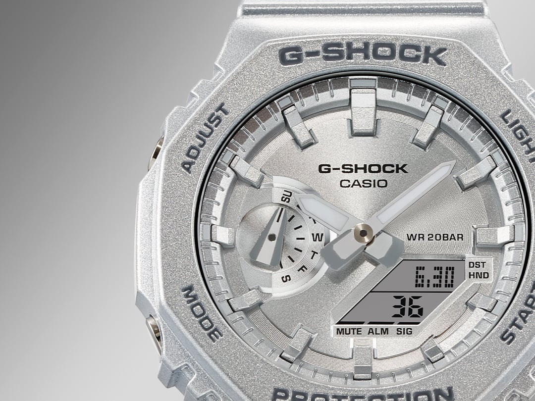 Primer plano de la pantalla del reloj híbrido GA-2100FF-8A en color plateado