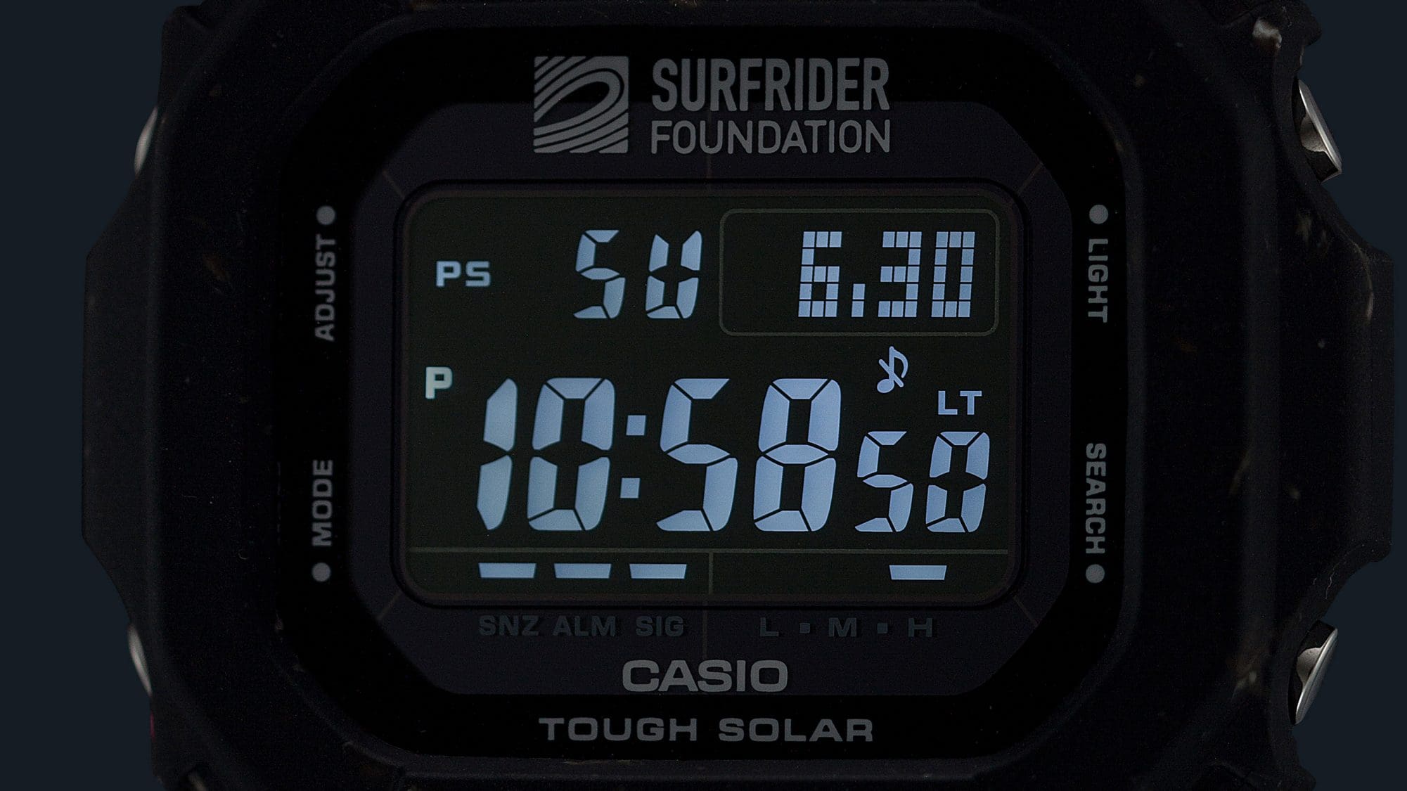 La pantalla iluminada del reloj digital G-5600SRF-1 en la oscuridad