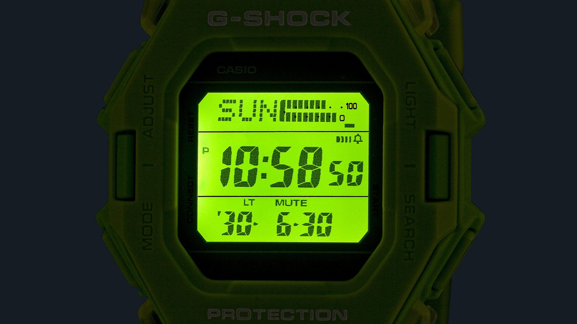 La pantalla digital del reloj de pulsera Casio G-Shock GD-B500S-3 en la oscuridad con la esfera iluminada