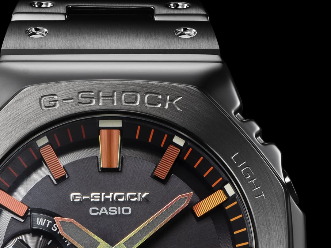 Primer plano del bisel del reloj Casio G-Shock GM-B2100BPC-1A con bordes biselados y acabado de rayado