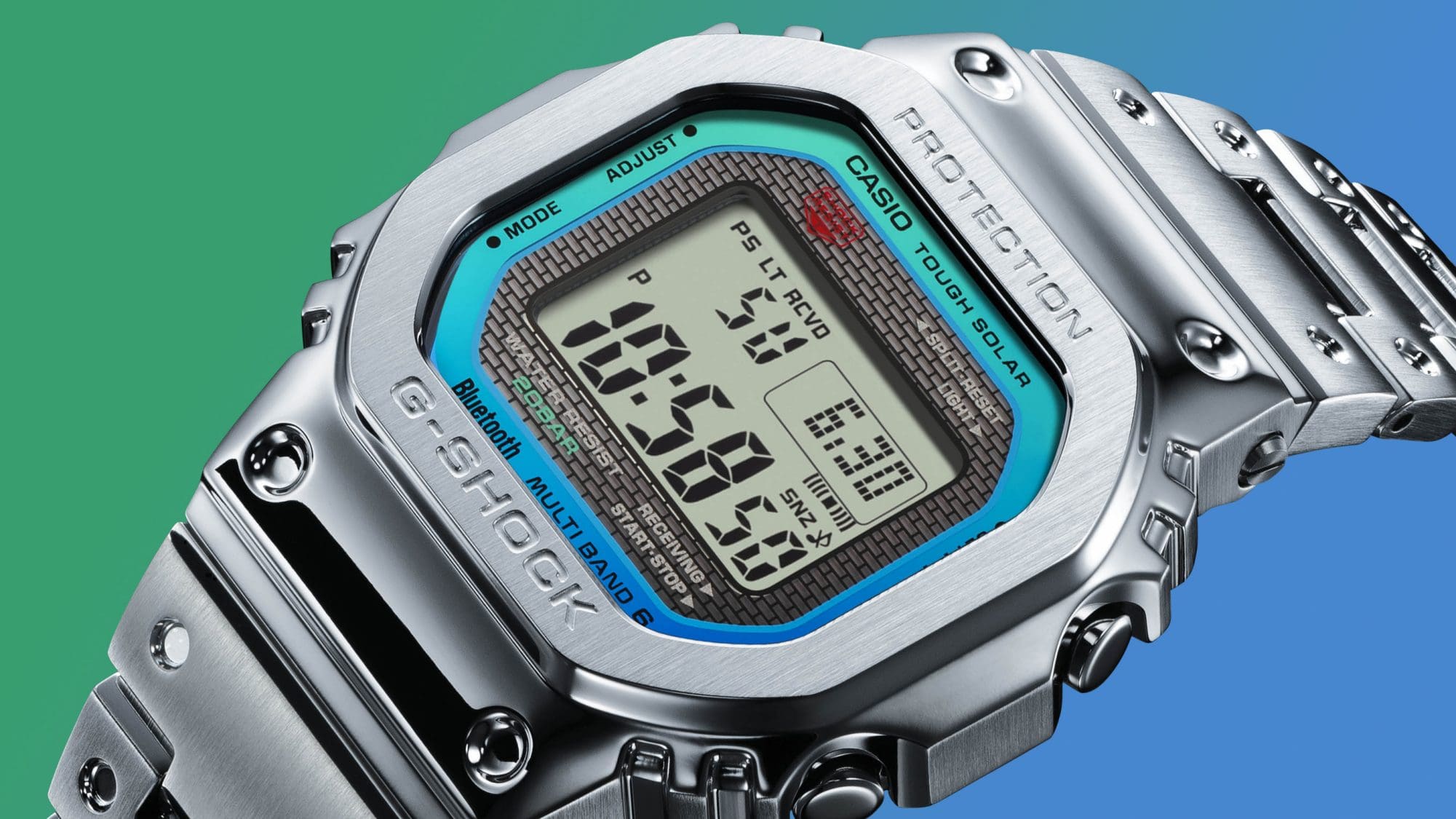 Vista desde arriba oblicua de la pantalla, la carcasa y la correa del reloj Casio G-Shock GMW-B5000PC-1 plateado con correa de acero inoxidable