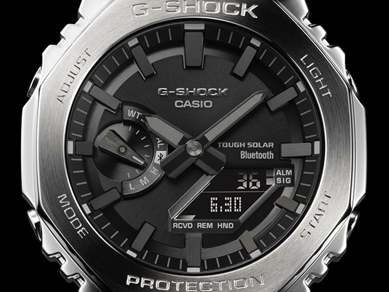 Vista ampliada de la esfera negra del reloj Casio G-Shock GM-B2100 con caja de acero inoxidable plateada