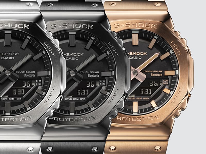 Los tres modelos Casio G-Shock GM-B2100 uno al lado del otro, de izquierda a derecha: el GM-B2100D plateado, el GM-B2100BD negro y el GM-B2100GD en oro rosa