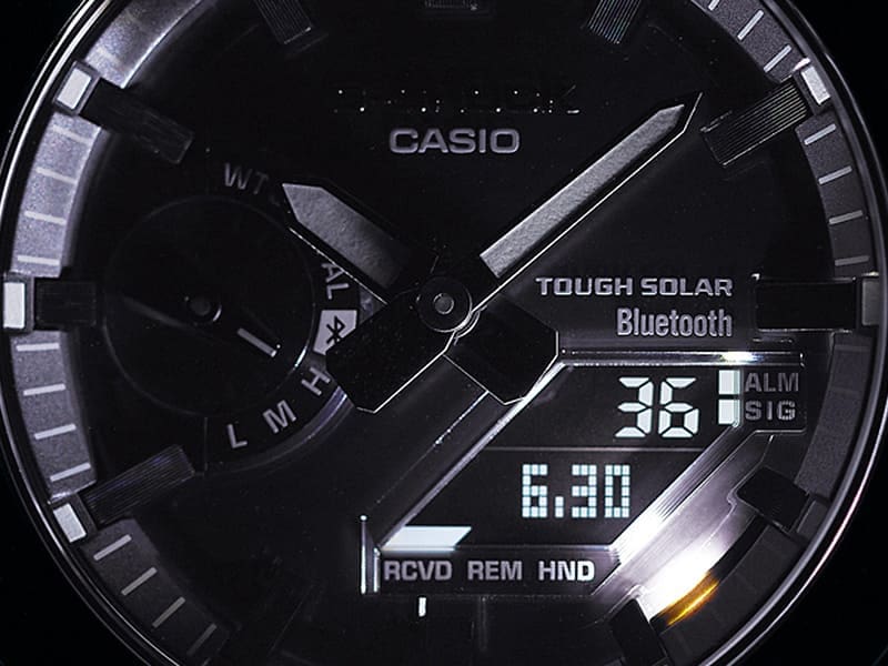 La pantalla de un reloj solar Casio G-Shock GM-B2100D en la oscuridad con la esfera iluminada
