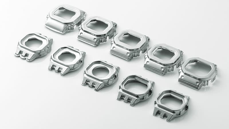 Diez biseles plateados en diferentes estados de fabricación, desde el blanco hasta el bisel terminado