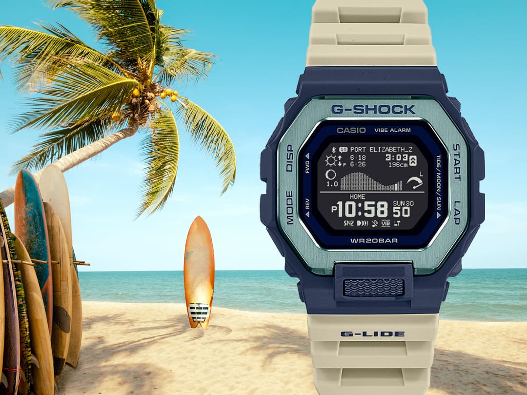 El reloj Casio G-Shock GBX-100TT-2 Surfistas frente a un paisaje de playa