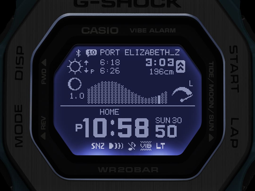La pantalla iluminada de un reloj digital Casio G-Shock GBX-100-2 en la oscuridad