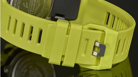 Primer plano de la correa de plástico amarilla del reloj deportivo Casio G-Shock GBA-800-9A, que ofrece una comodidad excelente