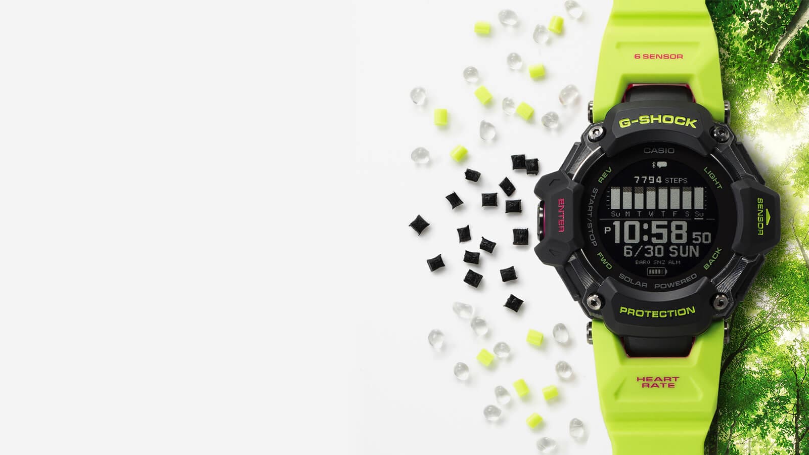  Izquierda: gránulos de plástico transparentes, negros y amarillos sobre fondo blanco. En el centro: el reloj deportivo Casio G-Shock GBD-H2000-1A9. A la derecha: vista hacia arriba de las copas de los árboles bañadas por la luz.