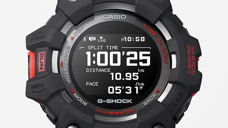 La pantalla de un reloj de running Casio G-Squad GBD-100-1 muestra el tiempo de carrera, la distancia y la velocidad media.