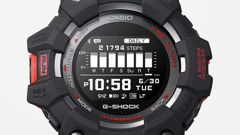 La pantalla de un reloj deportivo GBD-100-1 muestra el número de pasos diarios en un resumen semanal.