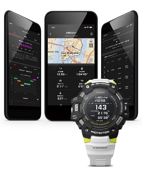 Tres pantallas de smartphone con diferentes vistas de la aplicación G-Shock Move, delante de ellas un reloj deportivo Casio G-Squad GBD-H1000-1A7