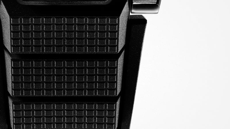 Detalle de la estructura de la correa negra de un Casio G-Shock GST-B300