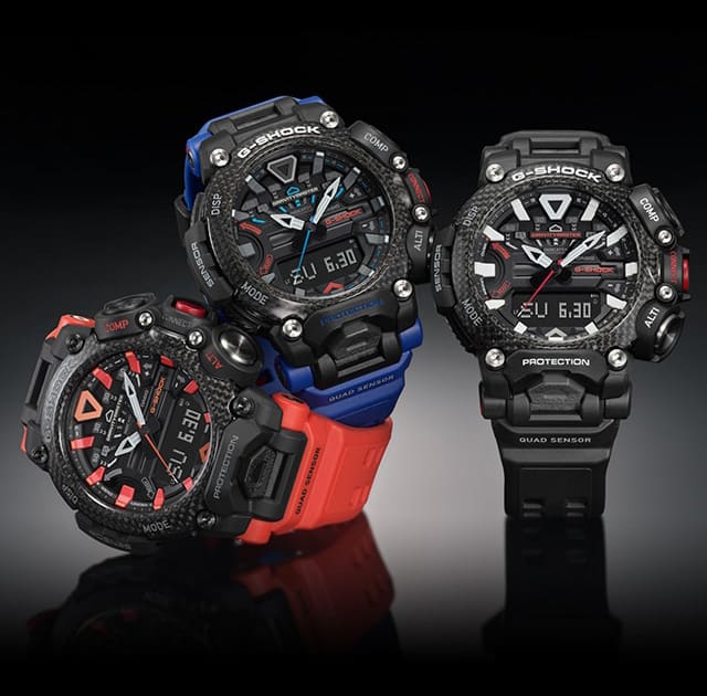 Tres modelos Gravitymaster GR-B200: un reloj de pulsera con correa roja, otro con correa azul y otro con correa negra