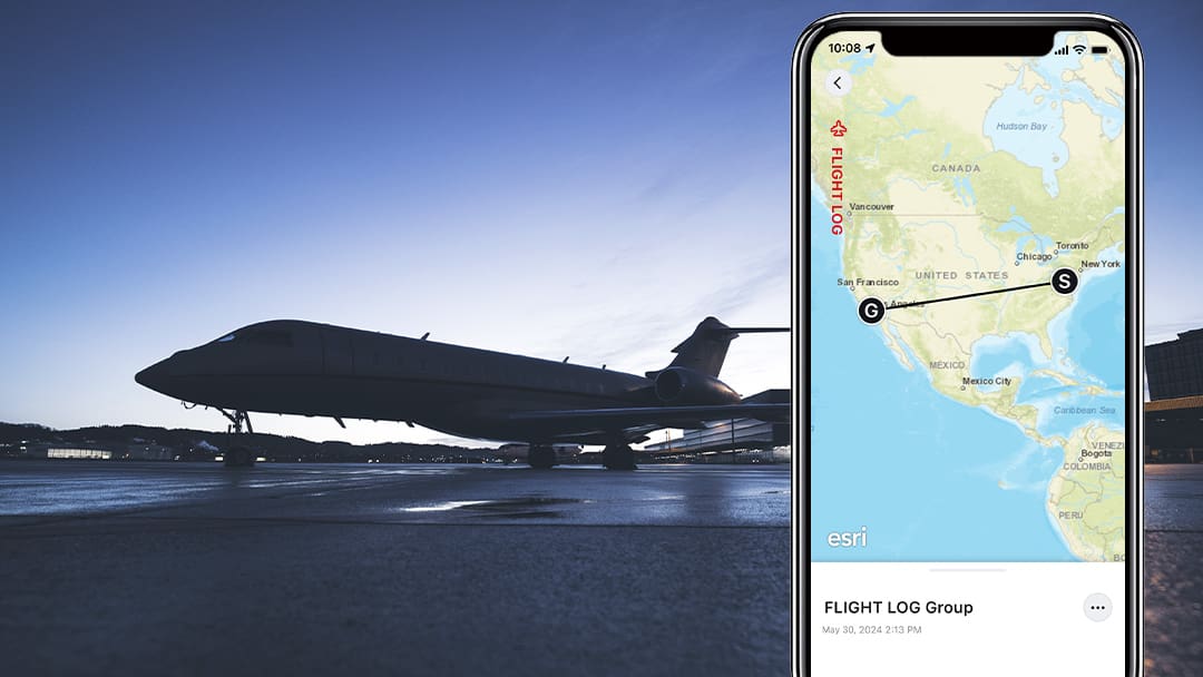 Un smartphone muestra un mapa en el que está marcada una ruta de vuelo, al fondo: un avión en un aeródromo