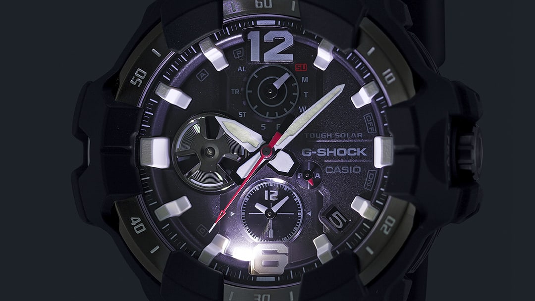 La esfera luminosa de un reloj de pulsera Gravitymaster GR-B300 en la oscuridad