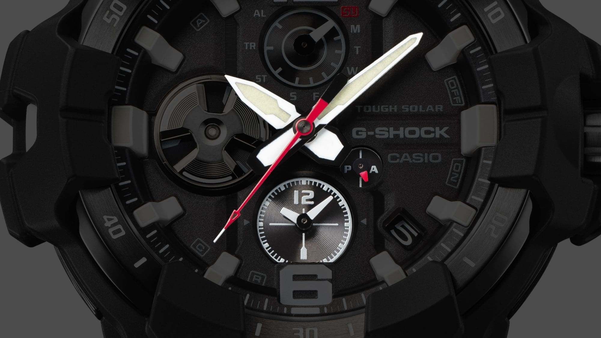 Detalle de las manecillas blancas y de la esfera auxiliar de un reloj de piloto Master of G GR-B300