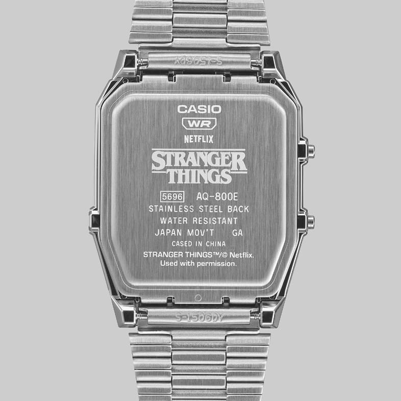 Grabado en la parte posterior del reloj AQ-800EST-1A de la colección CASIO Vintage con el logotipo de Stranger Things.