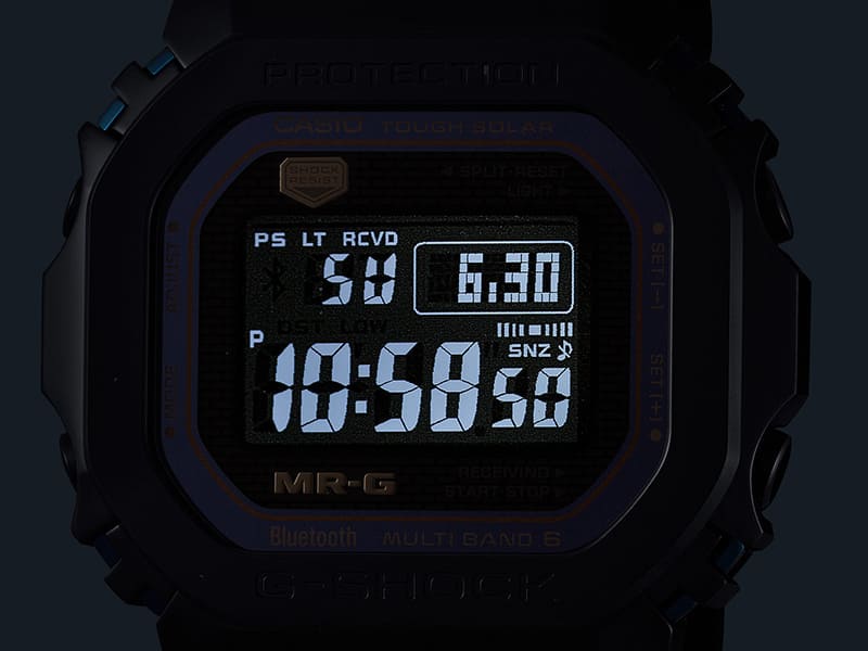 La pantalla iluminada de un reloj digital MRG-B5000BA en la oscuridad