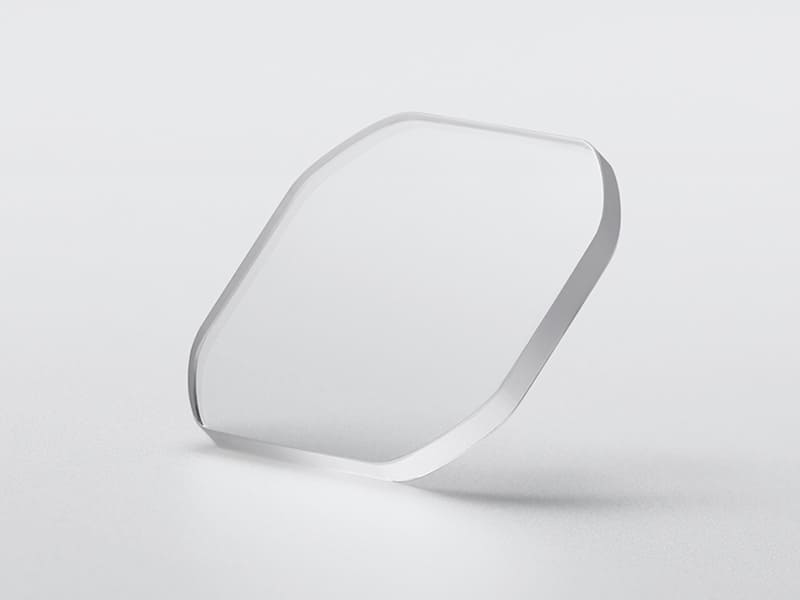Una esfera octogonal de cristal de zafiro transparente sobre un fondo gris claro