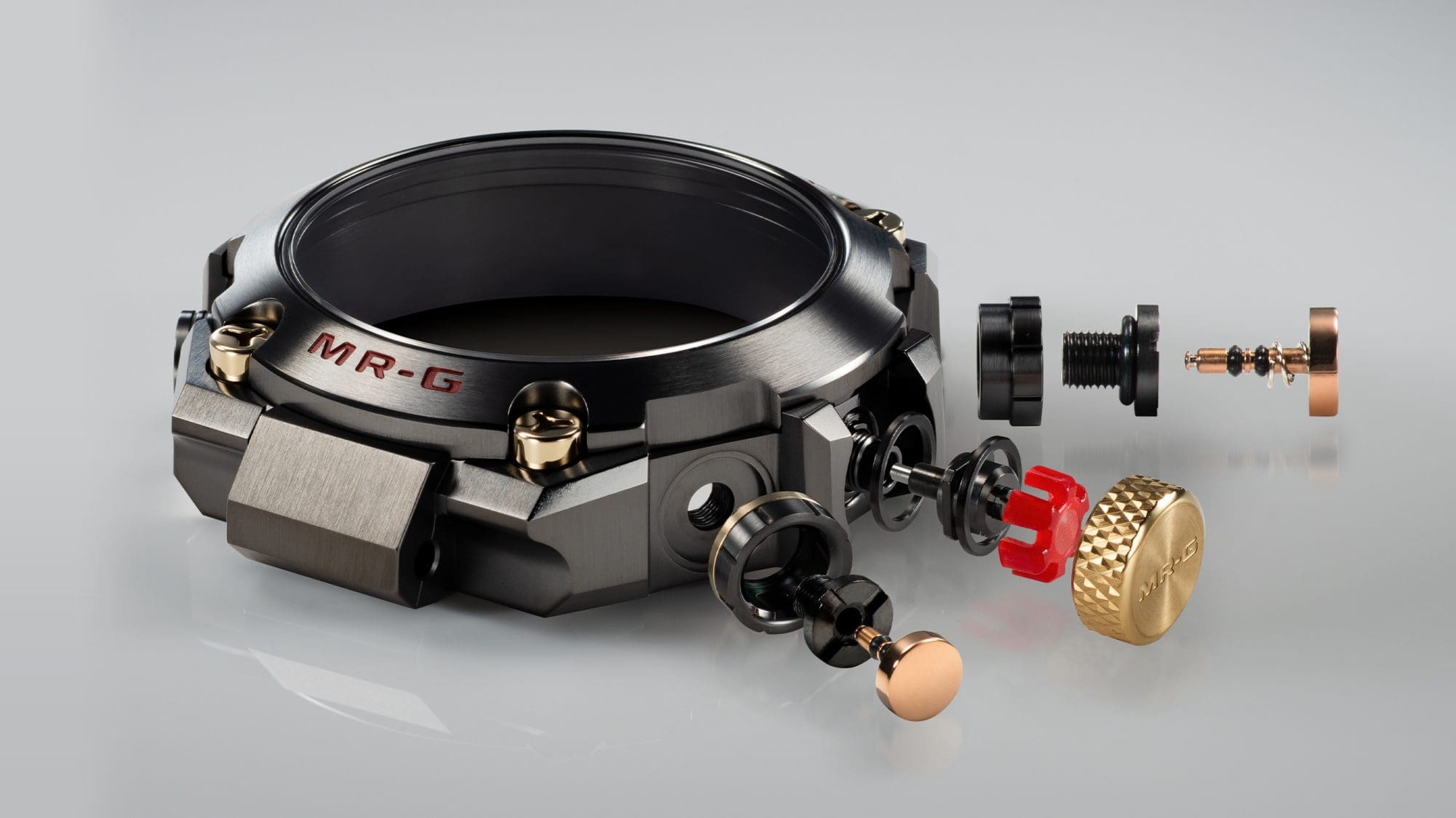 Componentes individuales de la robusta caja del reloj de pulsera MRG-B2000JS.