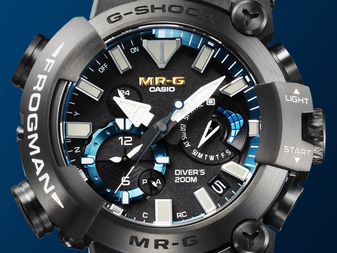 Primer plano de la esfera del reloj de buceo Casio MRG-BF1000R-1A