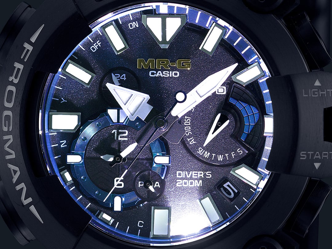 La pantalla iluminada de un reloj de pulsera MRG-BF1000R en la oscuridad