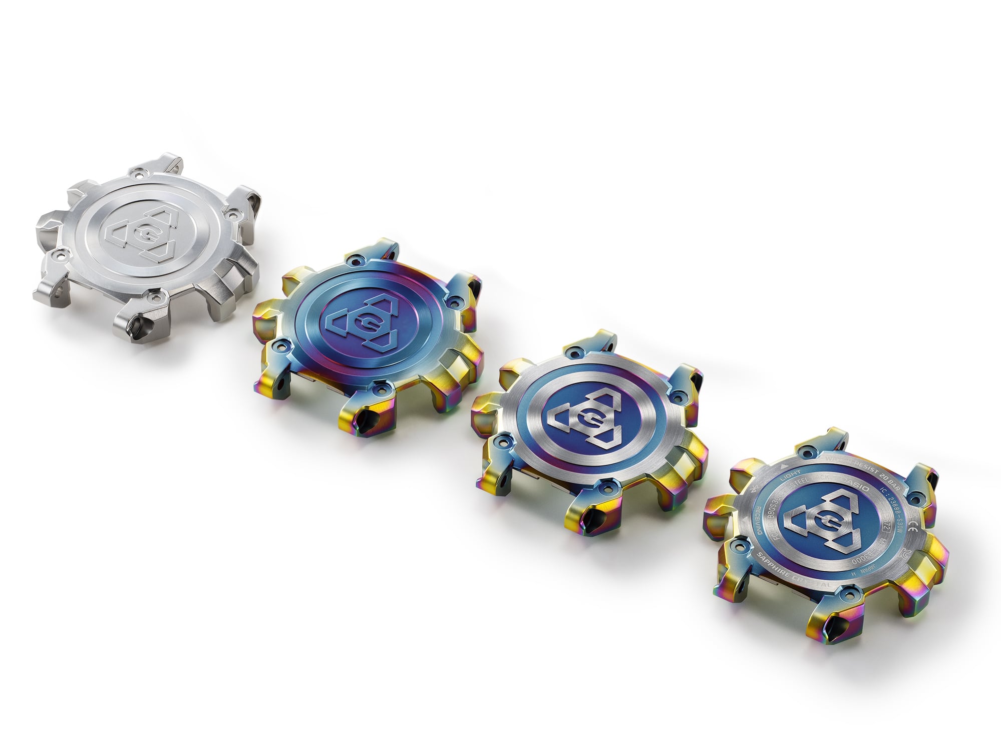 Cuatro reversos de la caja metálica del MTG-B3000 uno al lado del otro en diferentes fases de acabado