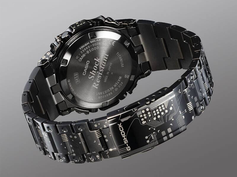 El reloj de pulsera cerrado GMW-B5000TCC-1 desde atrás, con vista al reverso grabado de la carcasa y al cierre de la correa en camuflaje de placa de circuito impreso