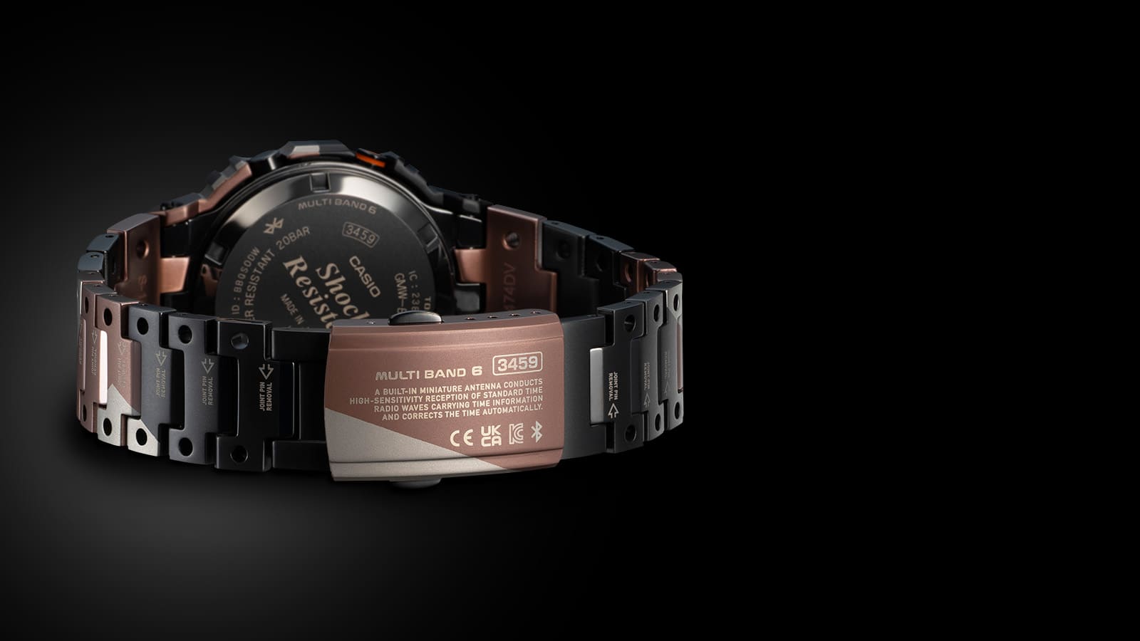 Detalle de las especificaciones grabadas con láser en la correa del reloj digital Casio G-Shock GMW-B5000TVB-1 de edición limitada, que incluye el siguiente texto: Multi Band 6, a built-in miniature antenna conducts high-sensitivity Rreceptions of standard time radio waves carrying time information and corrects the time automatically.