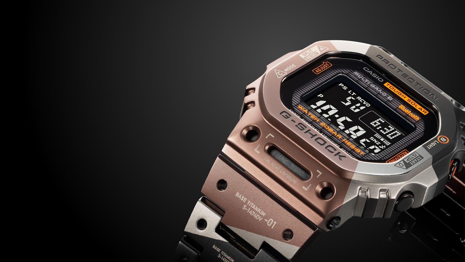 Vista ligeramente oblicua del reloj de pulsera GMW-B5000TVB-1 de titanio con vista de los detalles en naranja y los orificios en las lengüetas