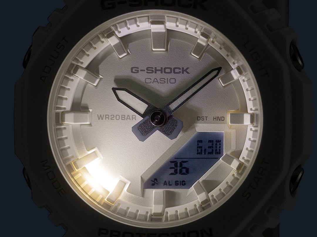 La pantalla iluminada del reloj de pulsera blanco GMA-P2100-7A en la oscuridad