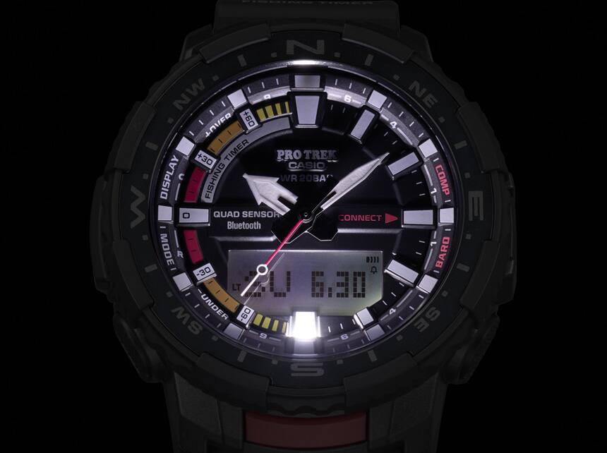 La pantalla iluminada del reloj para pescadores PRT-B70-1 en la oscuridad