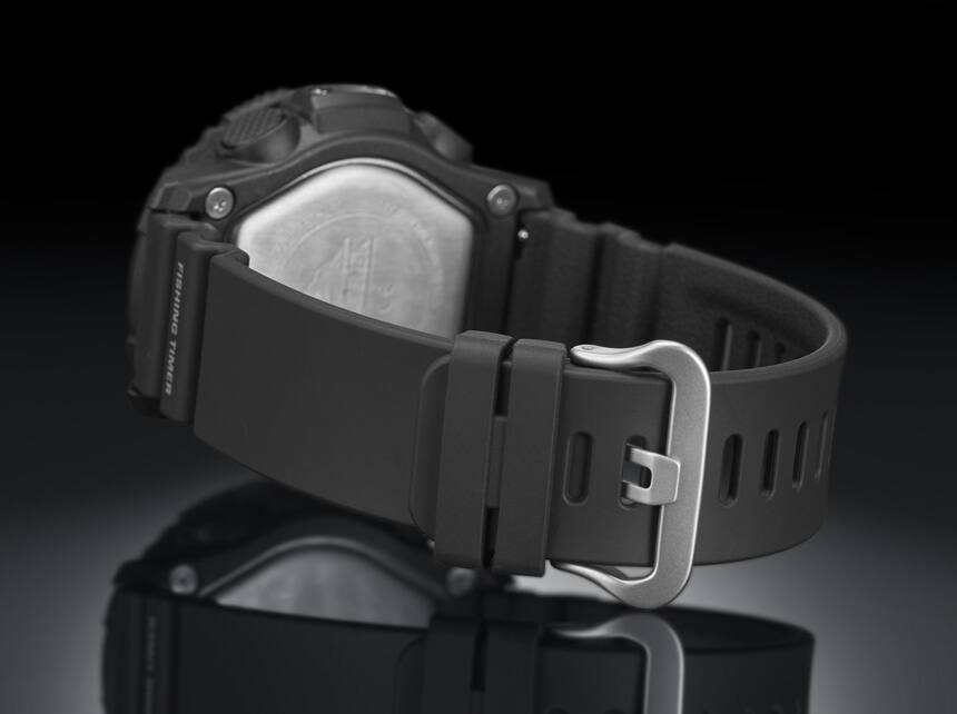 El reloj de pulsera PRT-B70-1 con la correa negra cerrada y la parte trasera de la carcasa en color plateado