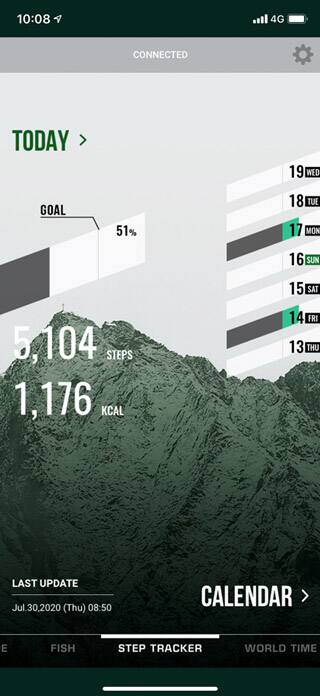 Pantalla del smartphone con la aplicación Pro Trek Connected y el contador de pasos con el consumo de calorías