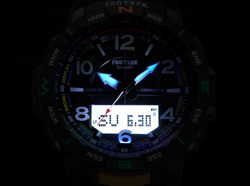 La pantalla brillante de un reloj de pulsera de la serie PRT-B50 en la oscuridad