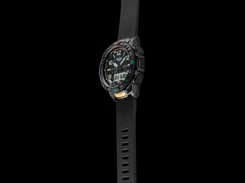 Vista lateral del reloj para actividades al aire libre negro PRT-B50-1